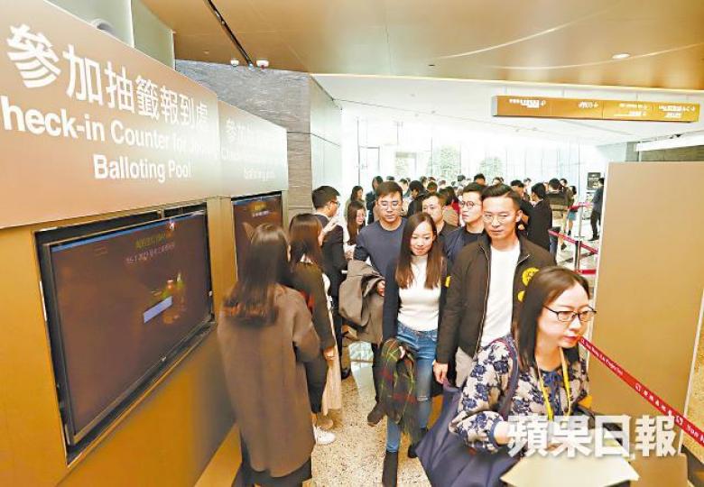 Downtown 38昨在ICC開售,大批準買家到場排隊抽籤揀樓。譚德潤攝 Downtown 38昨在ICC開售,大批準買家到場排隊抽籤揀樓。譚德潤攝