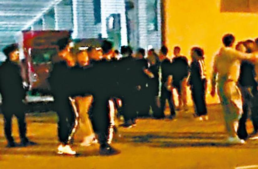 大批男女聚集工廈外起哄。 讀者提供圖片警員封鎖現場調查。 大批男女聚集工廈外起哄。 讀者提供圖片警員封鎖現場調查。