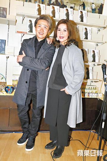 張崇德新書中提到曾為太太劉美娟寫了三首歌。 張崇德新書中提到曾為太太劉美娟寫了三首歌。