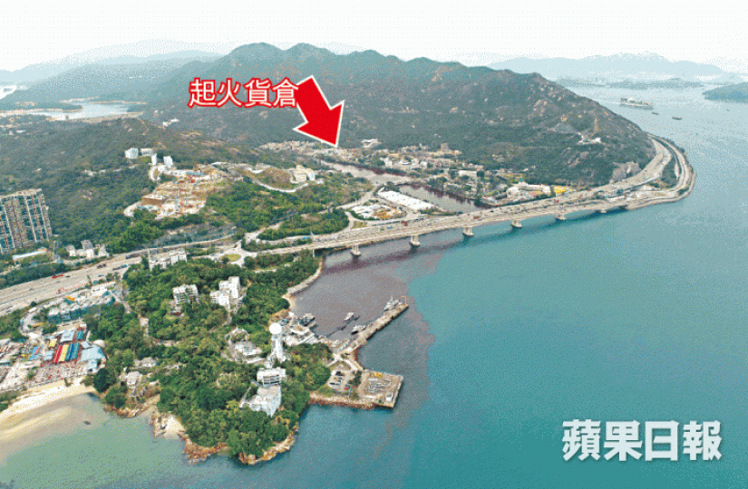 大量紅色液體流入大海，大欖水警基地對開海面亦受影響。陳海威攝屯門大欖涌路一個物流貨倉起火，消防員射水灌救。大欖涌河水染至深紅色，猶如血河。