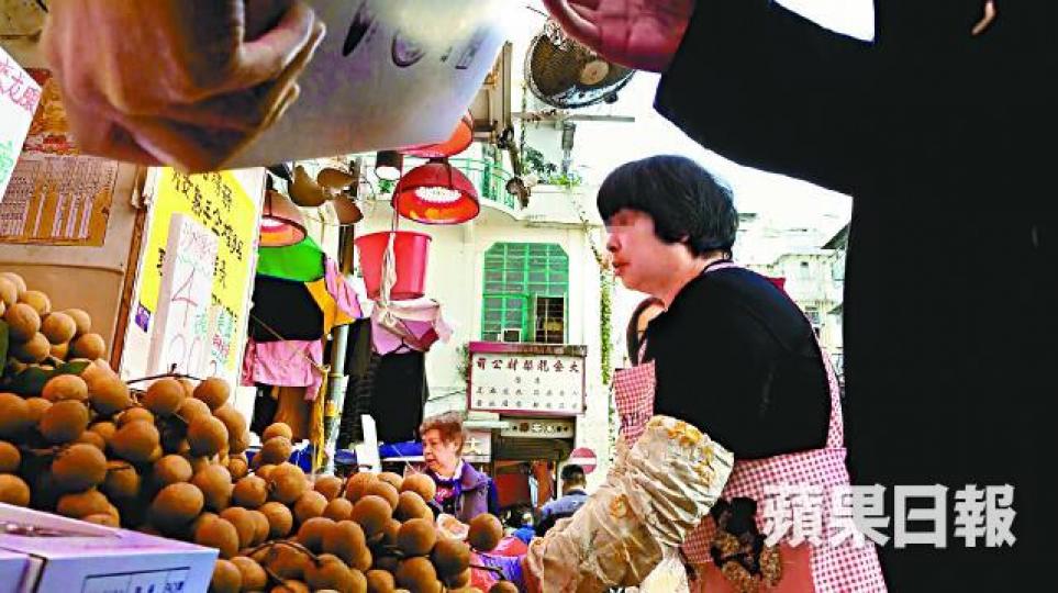 深水埗一間蔬果店疑出售假冒福岡「甜王」,並回答記者稱來自「強國」。 深水埗一間蔬果店疑出售假冒福岡「甜王」,並回答記者稱來自「強國」。