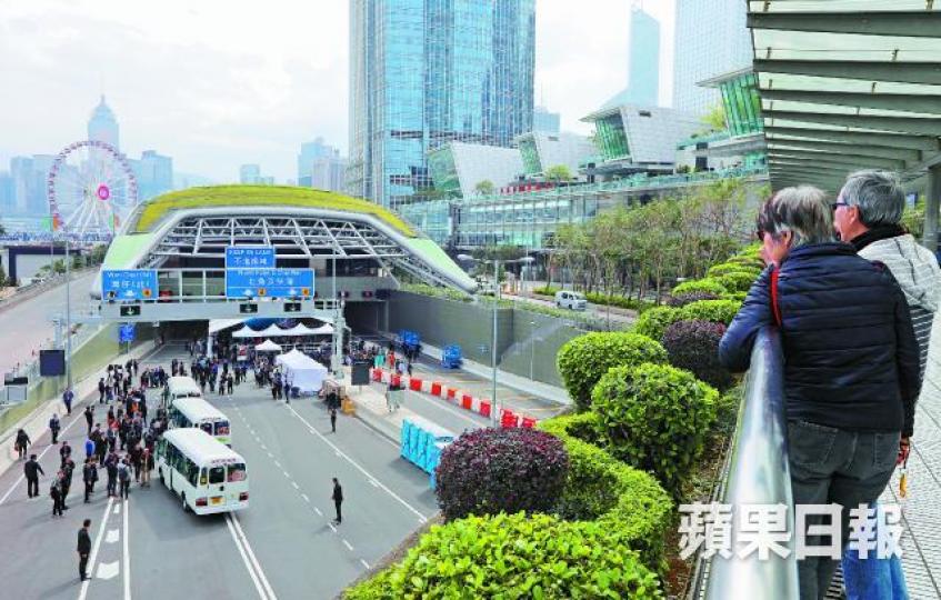中環繞道昨舉行通車儀式,政府稱可縮減港島北區交通時間。何頴賢攝林鄭月娥昨與官員及嘉賓坐開篷巴士經中環灣仔繞道到達儀式現場。政府新聞處圖片 中環繞道昨舉行通車儀式,政府稱可縮減港島北區交通時間。何頴賢攝林鄭月娥昨與官員及嘉賓坐開篷巴士經中環灣仔繞道到達儀式現場。政府新聞處圖片