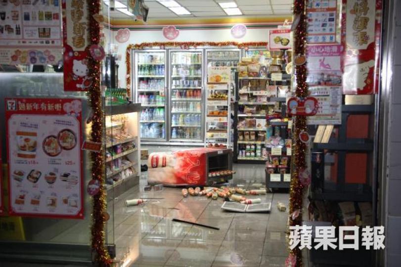 南亞漢爭執期間,維他奶櫃被推倒,散落一地。 南亞漢爭執期間,維他奶櫃被推倒,散落一地。
