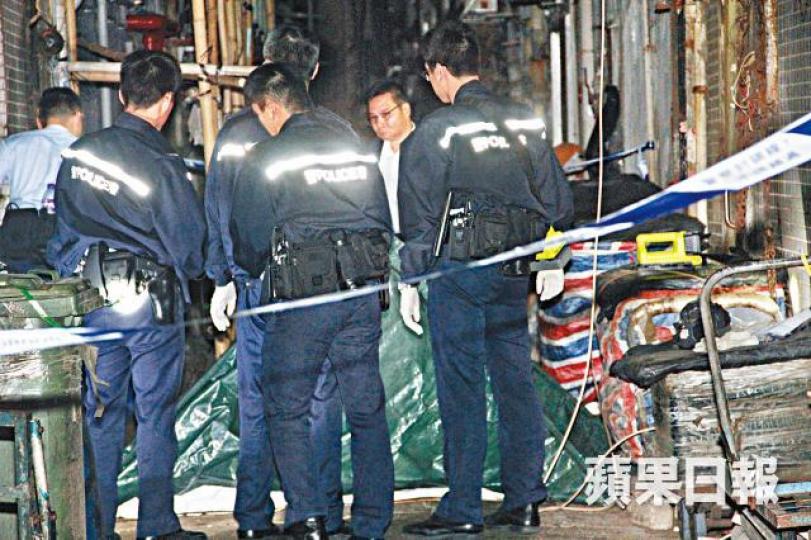 陳姓死者倒卧後巷,警員封鎖現場調查。潘志能攝死者由八樓廁格開窗逃走,失足墮地身亡(箭嘴示)。 陳姓死者倒卧後巷,警員封鎖現場調查。潘志能攝死者由八樓廁格開窗逃走,失足墮地身亡(箭嘴示)。