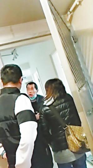 疑犯開門與前女友及其男友人對峙。
