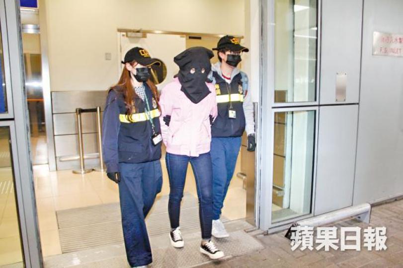 海關將被捕女生蒙頭帶署調查。