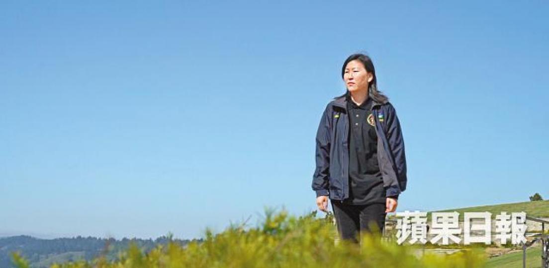 移民美國三藩市的港人Anny,在當地從事殯儀業。北極星為美國三大殯葬墓園集團之一,有逾75個墓園。「西安事變」的張學良與夫人合葬在夏威夷墓園。 移民美國三藩市的港人Anny,在當地從事殯儀業。北極星為美國三大殯葬墓園集團之一,有逾75個墓園。「西安事變」的張學良與夫人合葬在夏威夷墓園。