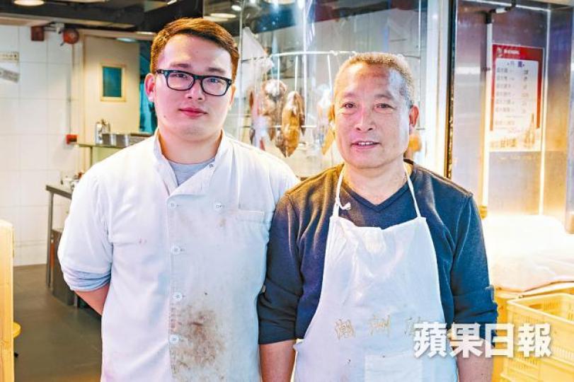 二兒子與陳叔一同打理舊店。陳叔覺得色水夠深，才稱得上是滷味。刀工要有技巧，滷水鵝片要橫切才嫩中帶脆。這一鍋廿多年的滷水汁，是老店的靈魂。滷水蛋煮十來分鐘，已經十分入味。從小跟着父親擺賣，陳叔對滷味十分有感情。二兒子做滷味多年，同樣獨當一面。滷水雜錦拼盤是最受歡迎的菜式。滷水檔選擇其實不多，陳叔說最緊要精。熟客多來斬料，順道聊天找樂子。