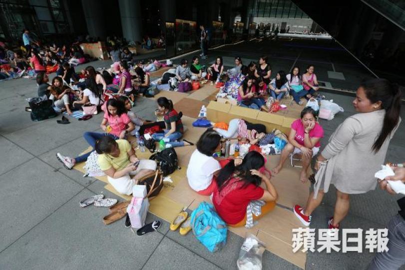 Multi-tasking嘅本地版,即係等於請家庭傭工,想請個人返嚟做專才嘅工作,同時執頭執尾,並且唔需要付出好多成本。資料圖片 Multi-tasking嘅本地版,即係等於請家庭傭工,想請個人返嚟做專才嘅工作,同時執頭執尾,並且唔需要付出好多成本。資料圖片