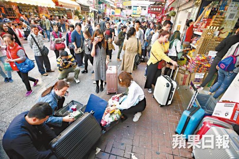 上水新康街附近一帶,昨日有不少拖着行李篋的內地人來港辦年貨。王子俊攝 上水新康街附近一帶,昨日有不少拖着行李篋的內地人來港辦年貨。王子俊攝