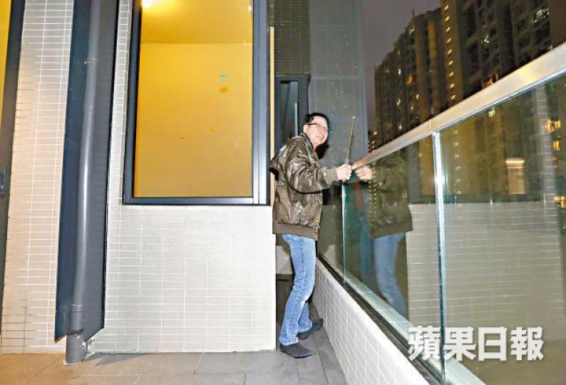 豐寓單位的平台有一個超窄的通道,詹Sir要像磅蟹般打橫行。鄒潔珊攝 豐寓單位的平台有一個超窄的通道,詹Sir要像磅蟹般打橫行。鄒潔珊攝