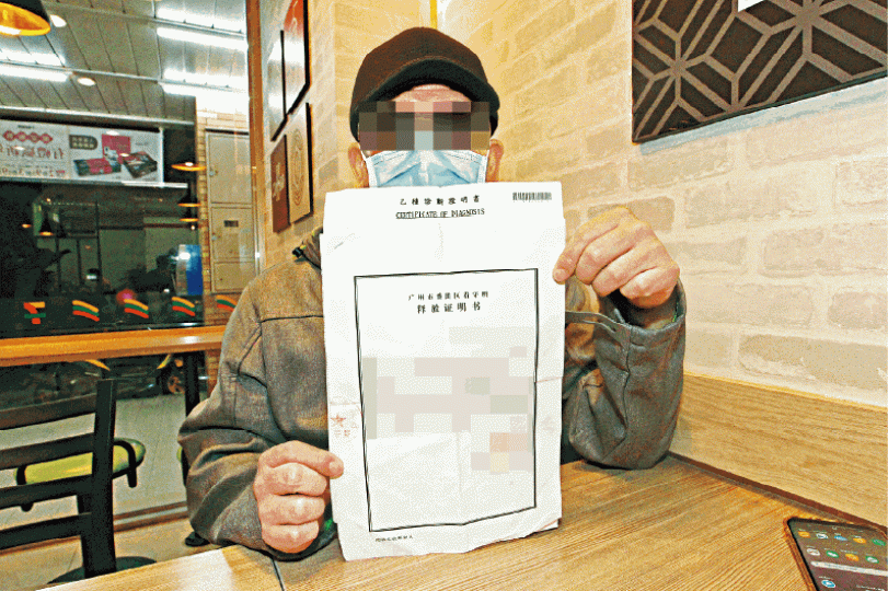 偷渡回台的李男出面爆料。李男到警局自首。 偷渡回台的李男出面爆料。李男到警局自首。