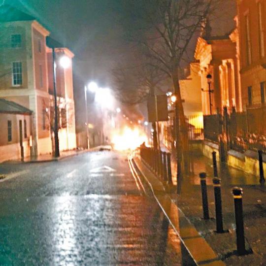 汽車炸彈爆炸一刻,現場火光熊熊。 汽車炸彈爆炸一刻,現場火光熊熊。