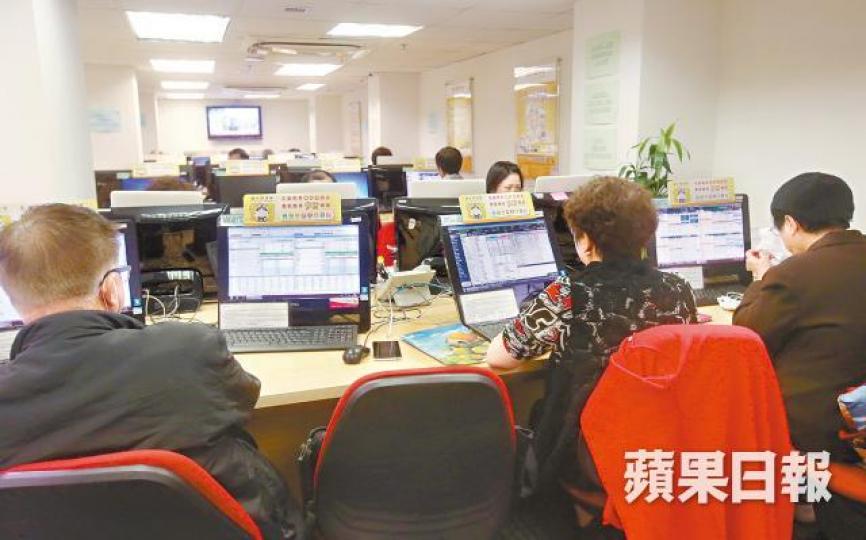 港股由低位回升逾2,000點,散戶宜趁高位減持。資料圖片 港股由低位回升逾2,000點,散戶宜趁高位減持。資料圖片