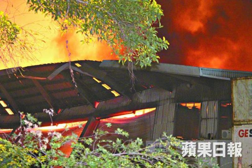貨倉火勢猛烈,部份位置倒塌。唐家輝攝 貨倉火勢猛烈,部份位置倒塌。唐家輝攝