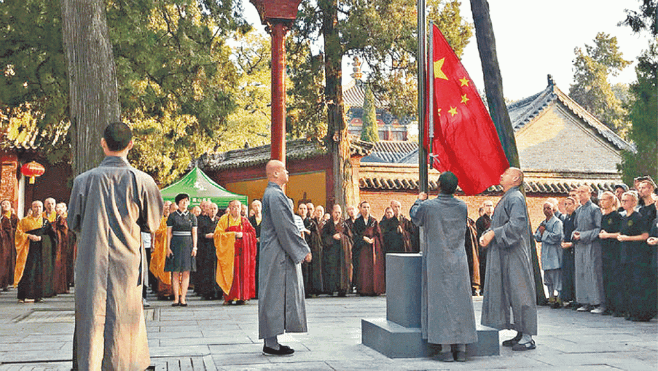 少林寺去年首在山門前升國旗。 少林寺去年首在山門前升國旗。