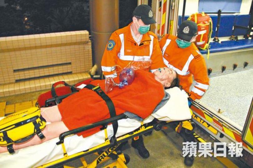 陸鍾漢昨由救護車送院搶救,情況危殆。 陸鍾漢昨由救護車送院搶救,情況危殆。