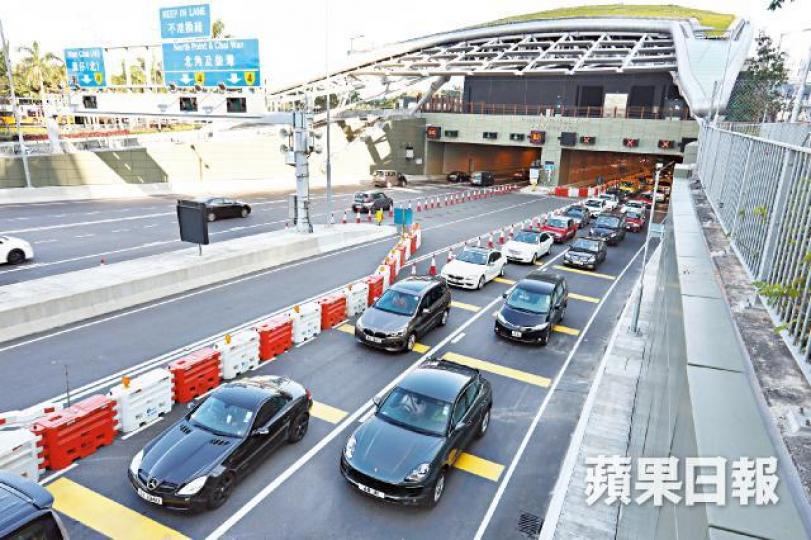 中環灣仔繞道西行往機鐵香港站出口昨下午約4時一度出現車龍。東行林士街天橋落斜位,司機因未習慣而急忙切線。繞道進入隧道後三線行車,有私家車貪快違法切雙白線。讀者提供圖片市民一家大小在ifc天橋上留影,見證繞道通車。何頴賢攝 中環灣仔繞道西行往機鐵香港站出口昨下午約4時一度出現車龍。東行林士街天橋落斜位,司機因未習慣而急忙切線。繞道進入隧道後三線行車,有私家車貪快違法切雙白線。讀者提供圖片市民一家大小在ifc天橋上留影,見證繞道通車。何頴賢攝