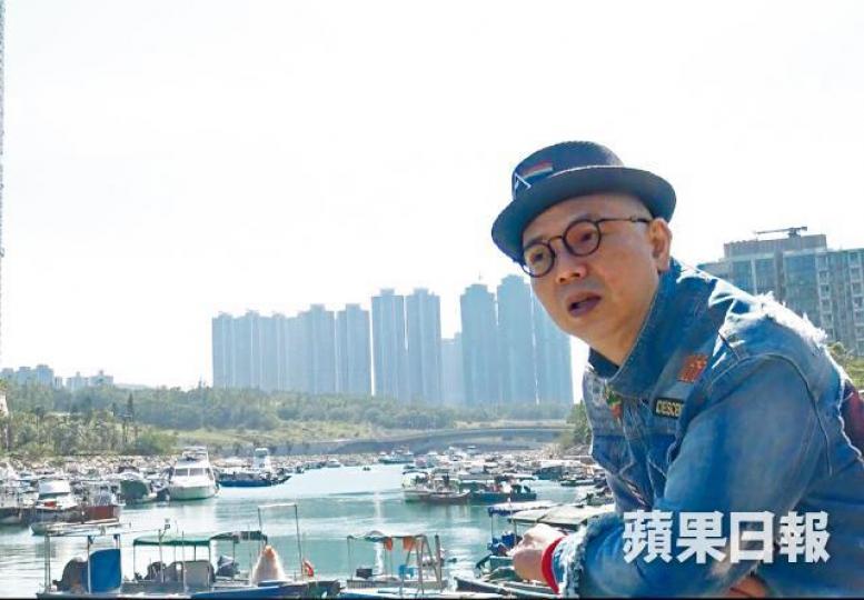 「喺香港,真係壓力好大,嗰種壓力其實係最傷身體。依家喺泰國生活鬆動好多,至少有個竇,唔使好似喺香港咁慘,七千蚊只能住劏房。」1989年李健達主唱《也許不易》,正式成為歌手,一曲成名。遷居泰國,少了生活壓迫感,李健達身體健康大大改善。阿郎的故事 「喺香港,真係壓力好大,嗰種壓力其實係最傷身體。依家喺泰國生活鬆動好多,至少有個竇,唔使好似喺香港咁慘,七千蚊只能住劏房。」1989年李健達主唱《也許不易》,正式成為歌手,一曲成名。遷居泰國,少了生活壓迫感,李健達身體健康大大改善。阿郎的故事