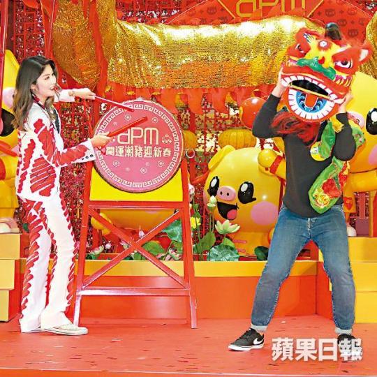 陳慧琳與粉絲玩遊戲舞獅。 陳慧琳與粉絲玩遊戲舞獅。