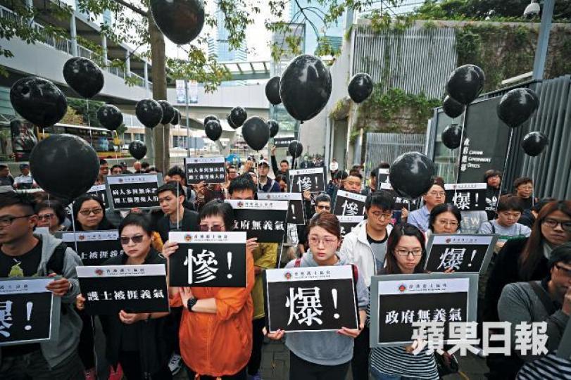逾百人昨響應護士協會號召,於政總門外集會控訴當局漠視醫療人手不足問題。何家達攝陳肇始無承諾解決前線醫護問題。 逾百人昨響應護士協會號召,於政總門外集會控訴當局漠視醫療人手不足問題。何家達攝陳肇始無承諾解決前線醫護問題。