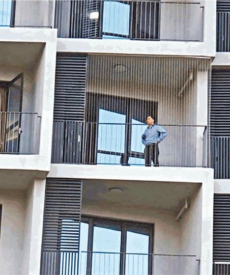 賀建奎早前被拍到在南科大校園賓館房間露台現身,露台疑被金屬條圍封。 賀建奎早前被拍到在南科大校園賓館房間露台現身,露台疑被金屬條圍封。