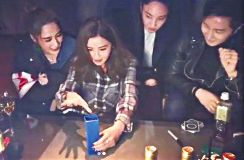 阿Sa(左二)表演魔術賀阿嬌生日,卻不小心失手。互聯網圖片 阿Sa(左二)表演魔術賀阿嬌生日,卻不小心失手。互聯網圖片