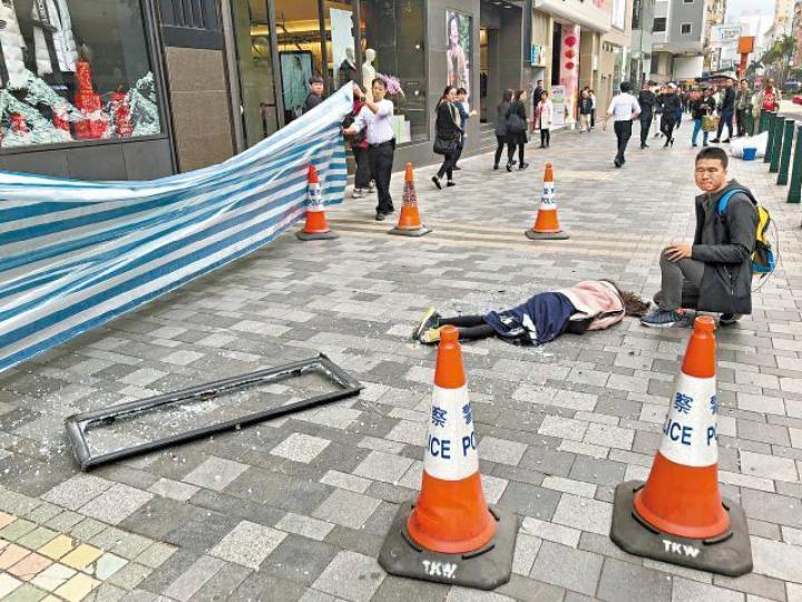 被鋁窗擊中頭部的內地女子重傷倒卧地上,男友憂心忡忡。讀者提供圖片死者左少鳳酒店房內活動窗需特定十字批方能開啟(藍圈示)。周子惇攝 被鋁窗擊中頭部的內地女子重傷倒卧地上,男友憂心忡忡。讀者提供圖片死者左少鳳酒店房內活動窗需特定十字批方能開啟(藍圈示)。周子惇攝