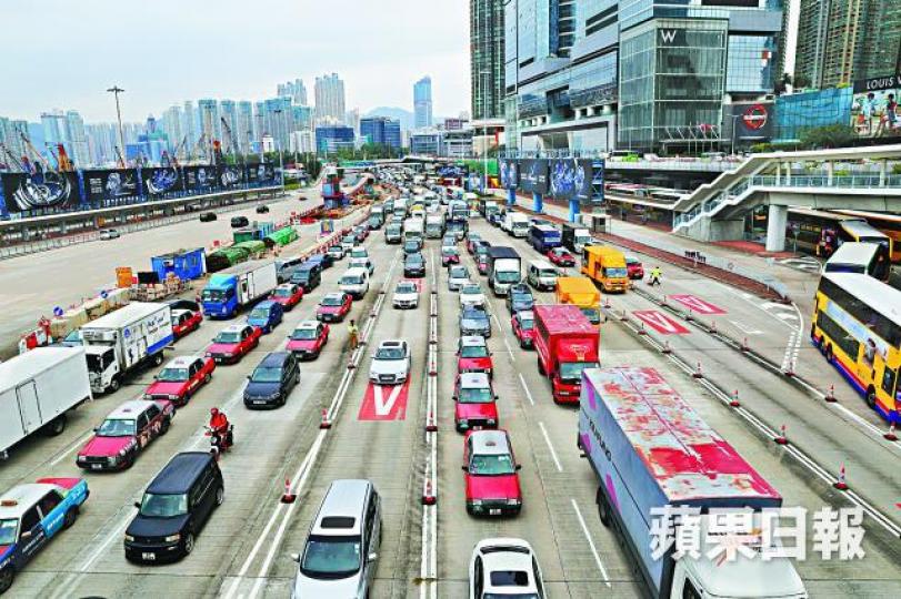 西隧九龍入口昨早大塞車,龍尾伸延至大角嘴。 西隧九龍入口昨早大塞車,龍尾伸延至大角嘴。