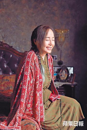 曾經歷兩次失婚的恬妞回望半生,雖然充滿感慨,但依然以笑容面對。恬妞在84年嫁給印尼富豪葉聰豪,新婚當晚才知道丈夫有多個老婆。資料圖片在92年,恬妞與萬子再婚,婚禮過程更是現場直播。資料圖片囡囡朱宇豐(右)現兼任恬妞的經理人,但只有工作或回台灣才會見面。微博圖片恬妞直言前夫葉聰豪對女兒不聞不問,如像人間蒸發。 曾經歷兩次失婚的恬妞回望半生,雖然充滿感慨,但依然以笑容面對。恬妞在84年嫁給印尼富豪葉聰豪,新婚當晚才知道丈夫有多個老婆。資料圖片在92年,恬妞與萬子再婚,婚禮過程更是現場直播。資料圖片囡囡朱宇豐(右)現兼任恬妞的經理人,但只有工作或回台灣才會見面。微博圖片恬妞直言前夫葉聰豪對女兒不聞不問,如像人間蒸發。