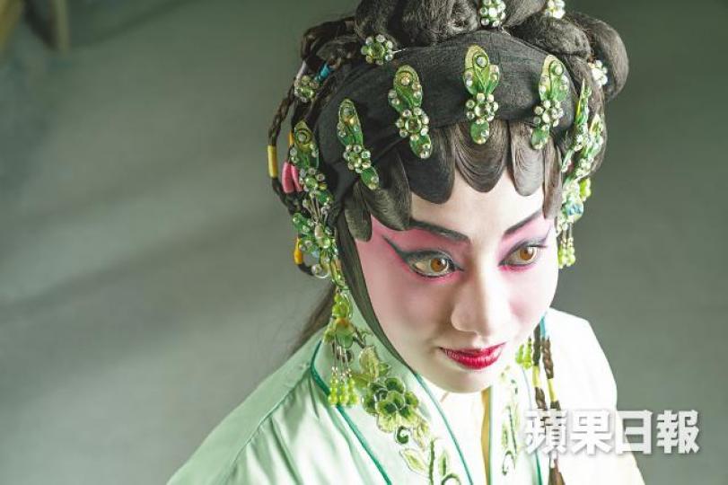 二十四歲的梁非同有近百套戲服,這天化身丫鬟。梁非同主攻旦角,欲以粵劇為終身事業。互聯網梁非同每天花兩小時練功,成為戲曲中心台柱,全靠默默付出的努力。畫眉,撲粉,畫粵劇妝的梁非同非常沉醉。 二十四歲的梁非同有近百套戲服,這天化身丫鬟。梁非同主攻旦角,欲以粵劇為終身事業。互聯網梁非同每天花兩小時練功,成為戲曲中心台柱,全靠默默付出的努力。畫眉,撲粉,畫粵劇妝的梁非同非常沉醉。