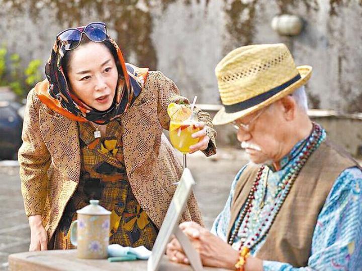 恬妞最近與吳耀漢等老戲骨合拍賀歲片《如珠如寶》。劇照 恬妞最近與吳耀漢等老戲骨合拍賀歲片《如珠如寶》。劇照
