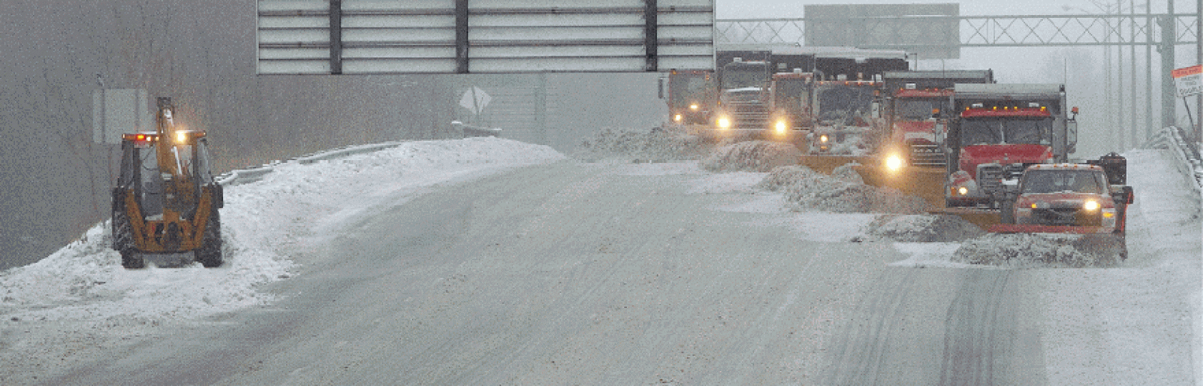 除雪機大舉出動清理公路積雪。 除雪機大舉出動清理公路積雪。