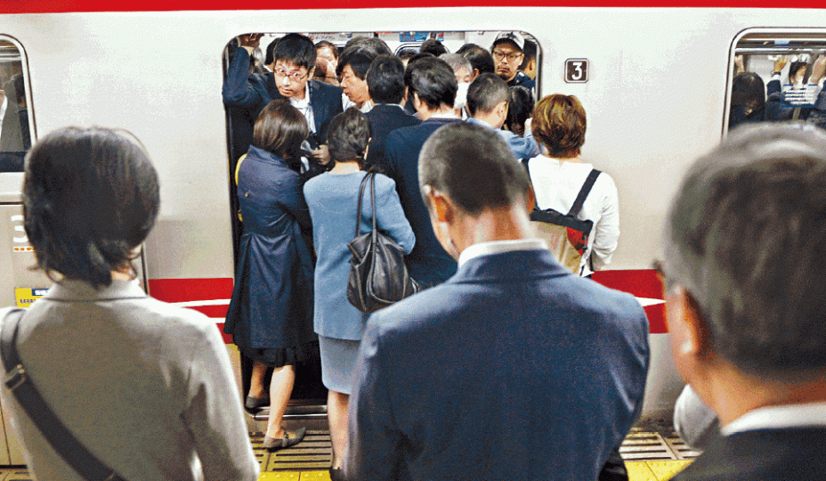 東京鐵路列車車廂經常逼爆。互聯網 東京鐵路列車車廂經常逼爆。互聯網