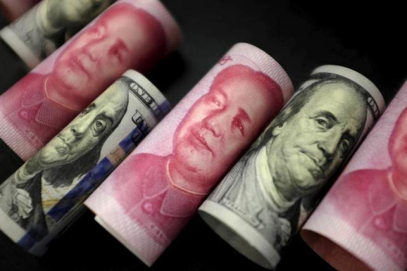 中國加入WTO後不停賺外滙，但外滙儲備由2014年最高峯開始不斷流失，人民幣被溝淡，美元含量減少。　資料圖片