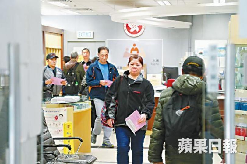 關愛共享計劃申請表昨終面世,市民到民政諮詢中心索取。陳善南攝李婆婆擔心內地結婚證書不獲受理。 關愛共享計劃申請表昨終面世,市民到民政諮詢中心索取。陳善南攝李婆婆擔心內地結婚證書不獲受理。