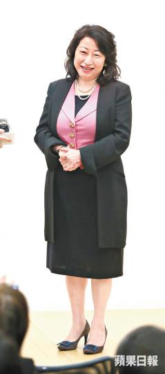 鄭若驊至今未清楚交代不檢控梁振英的理據。 鄭若驊至今未清楚交代不檢控梁振英的理據。