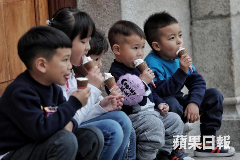 久而久之,小朋友的行為問題慢慢有改善。 久而久之,小朋友的行為問題慢慢有改善。