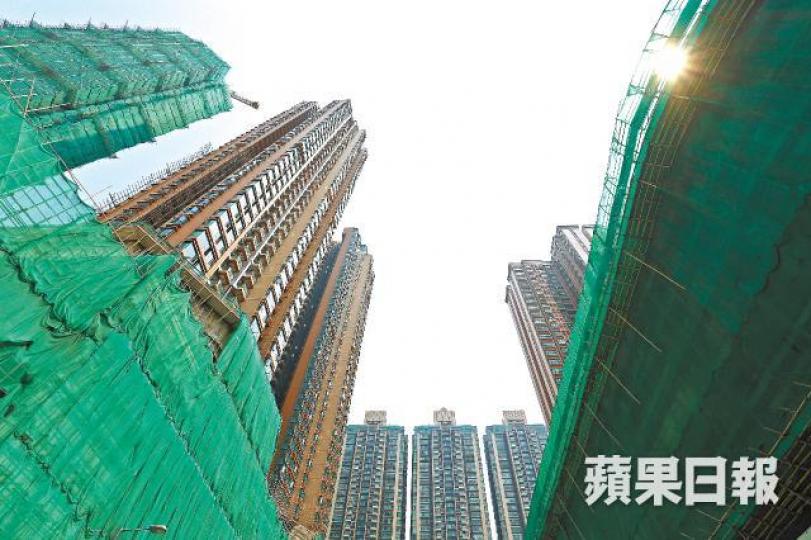 香港樓價對家庭收入中位數比例進一步惡化,由2017年的19.4倍升至去年20.9倍,相當於港人要不吃不喝近21年才能供滿一層樓。資料圖片 香港樓價對家庭收入中位數比例進一步惡化,由2017年的19.4倍升至去年20.9倍,相當於港人要不吃不喝近21年才能供滿一層樓。資料圖片
