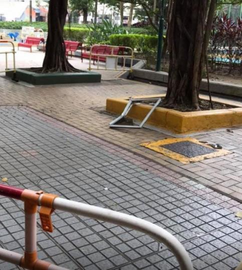 一個鋁窗從富善邨高處跌落街,幸無傷及途人。 一個鋁窗從富善邨高處跌落街,幸無傷及途人。