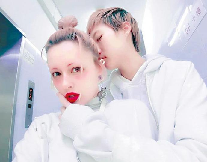 Andi(左)日前喺社交網話,幫緊一個同志交友app做緊宣傳。互聯網圖片卓林(右)同太太拎住幾袋行李喺元朗出現,卓林話搵緊地方搬。讀者提供圖片Andi等咗冇耐就行埋一邊,由卓林睇實啲行李。讀者提供圖片吳綺莉月前接卓林同Andi返大坑住,不過卓林住咗一排就搬走。資料圖片 Andi(左)日前喺社交網話,幫緊一個同志交友app做緊宣傳。互聯網圖片卓林(右)同太太拎住幾袋行李喺元朗出現,卓林話搵緊地方搬。讀者提供圖片Andi等咗冇耐就行埋一邊,由卓林睇實啲行李。讀者提供圖片吳綺莉月前接卓林同Andi返大坑住,不過卓林住咗一排就搬走。資料圖片