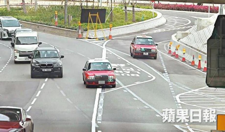繞道入口附近的行車線混亂,途經車輛一度不知所措。 繞道入口附近的行車線混亂,途經車輛一度不知所措。