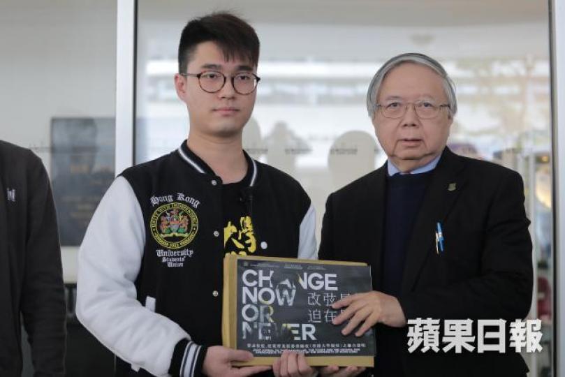 黃程鋒昨將聯署交予教務長韋永庚,聯署要求校方重新審視現時校委會主席的委任制度。 黃程鋒昨將聯署交予教務長韋永庚,聯署要求校方重新審視現時校委會主席的委任制度。