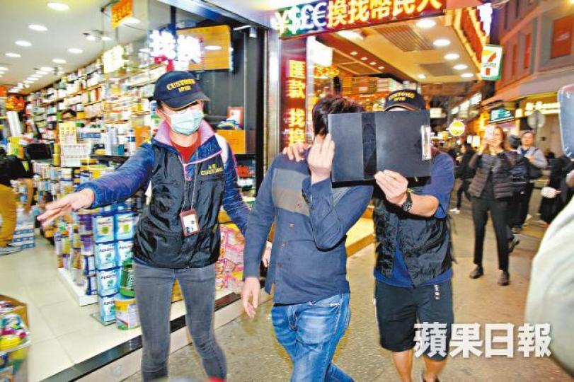 龍城店員出售涉影射「雙飛人」藥物被捕。溫瑞麟攝本版上周四踢爆該藥房的不良行為。 龍城店員出售涉影射「雙飛人」藥物被捕。溫瑞麟攝本版上周四踢爆該藥房的不良行為。