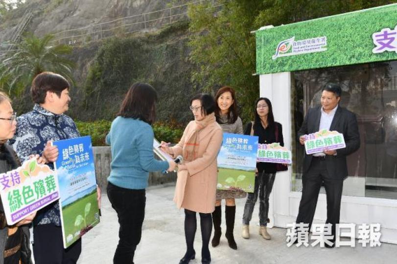 食物及衞生局局長陳肇始昨日到訪新葵涌紀念花園時,率先簽署登記名冊。 食物及衞生局局長陳肇始昨日到訪新葵涌紀念花園時,率先簽署登記名冊。