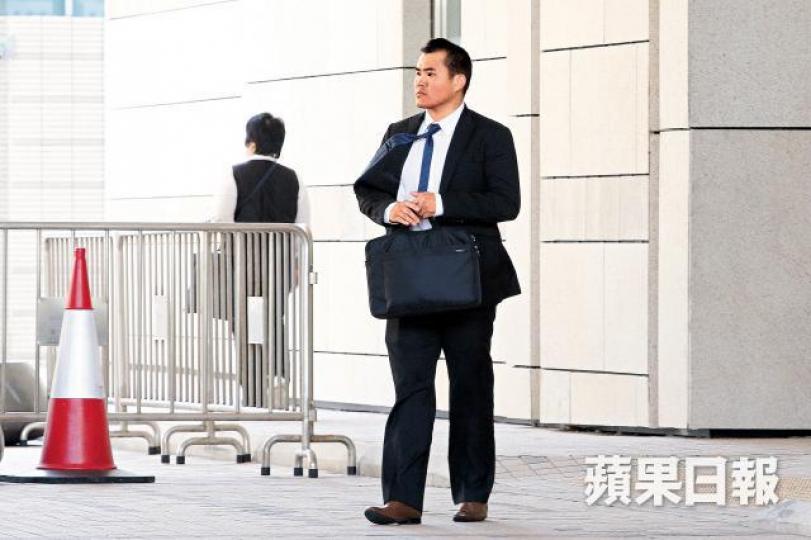 箍頸警員林偉榮申請司法覆核,要求法庭推翻死因庭結果。資料圖片死者遺孀(右)及兩名女兒早前到死因庭聽取裁決。 箍頸警員林偉榮申請司法覆核,要求法庭推翻死因庭結果。資料圖片死者遺孀(右)及兩名女兒早前到死因庭聽取裁決。