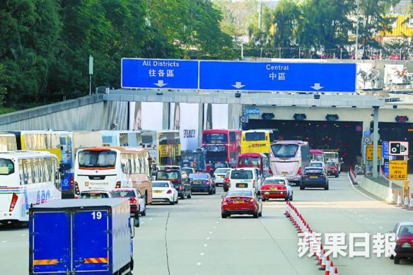政府提出的三隧分流方案,建議西隧(圖)減價,紅隧、東隧加價,但議案未獲議員支持,終須撤回。黃江奇攝林鄭月娥陳 帆 政府提出的三隧分流方案,建議西隧(圖)減價,紅隧、東隧加價,但議案未獲議員支持,終須撤回。黃江奇攝林鄭月娥陳 帆