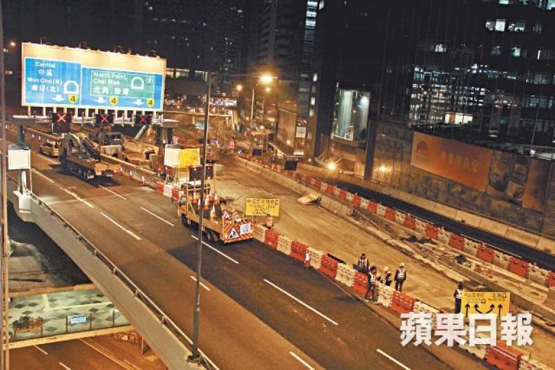 林士街天橋昨日凌晨封閉,工人設置多個臨時指示牌,提醒司機可沿中線前往中區。李家傑攝工人用機器磨走單白線,現場一段行車線改為虛線。 林士街天橋昨日凌晨封閉,工人設置多個臨時指示牌,提醒司機可沿中線前往中區。李家傑攝工人用機器磨走單白線,現場一段行車線改為虛線。