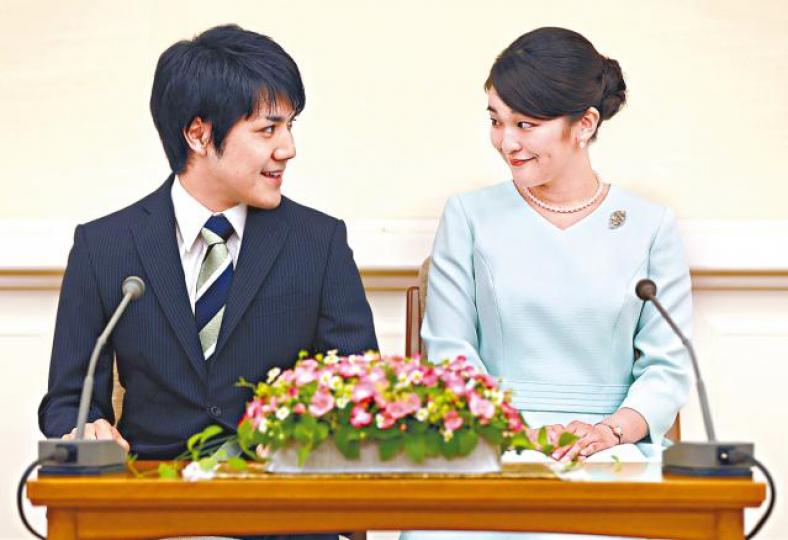 小室與真子前年宣佈訂婚時甜蜜滿瀉。資料圖片 小室與真子前年宣佈訂婚時甜蜜滿瀉。資料圖片
