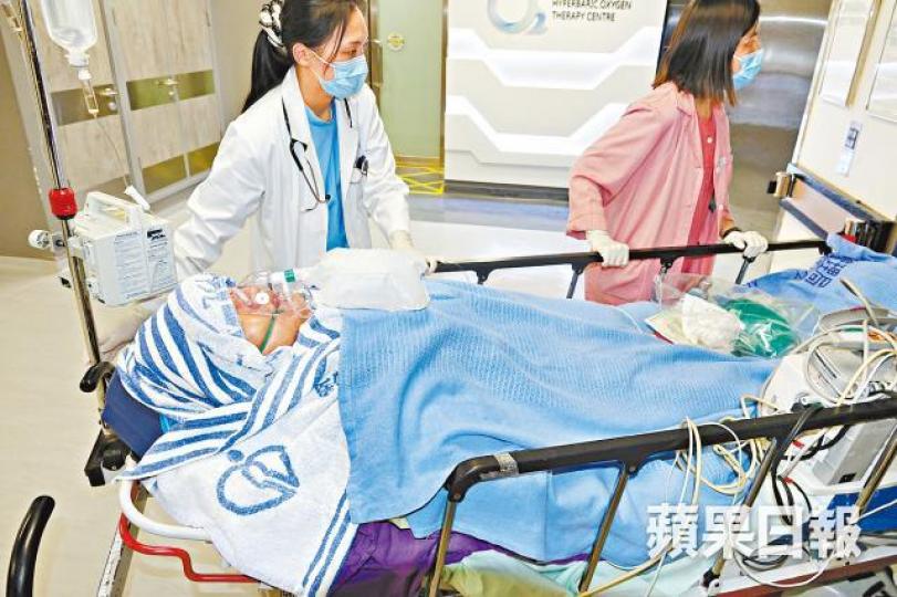 受傷水警由同袍救起,送院搶救後命危。胡恩宏攝 受傷水警由同袍救起,送院搶救後命危。胡恩宏攝